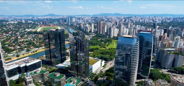 피녜이루스강 옆 상파울루 전경